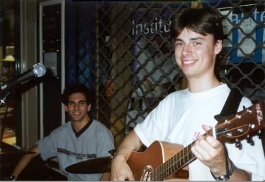 Benjamin accorde la guitare pour sa chanson